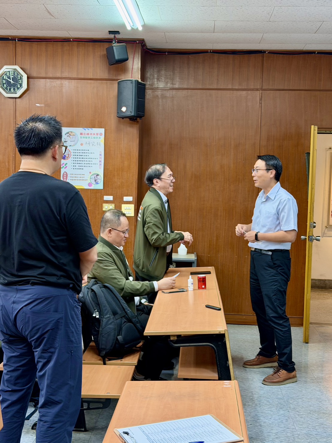 KMITL醫工系主任與本系主任交換名片