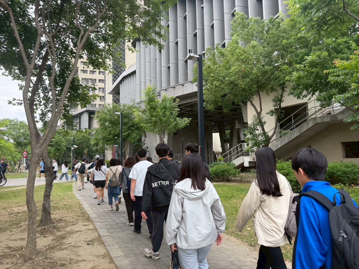 學生們跨校區前往自強校區實驗室參訪
