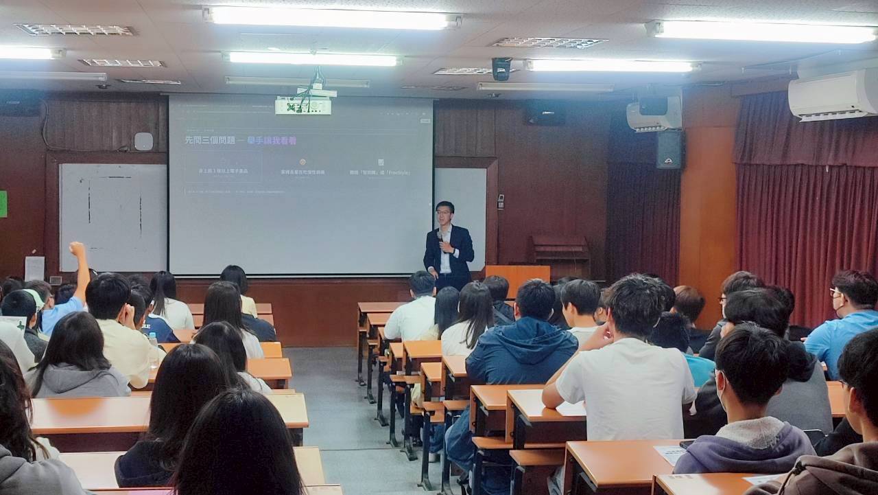 林哲偉老師進行穿戴裝置與健康照護主題分享