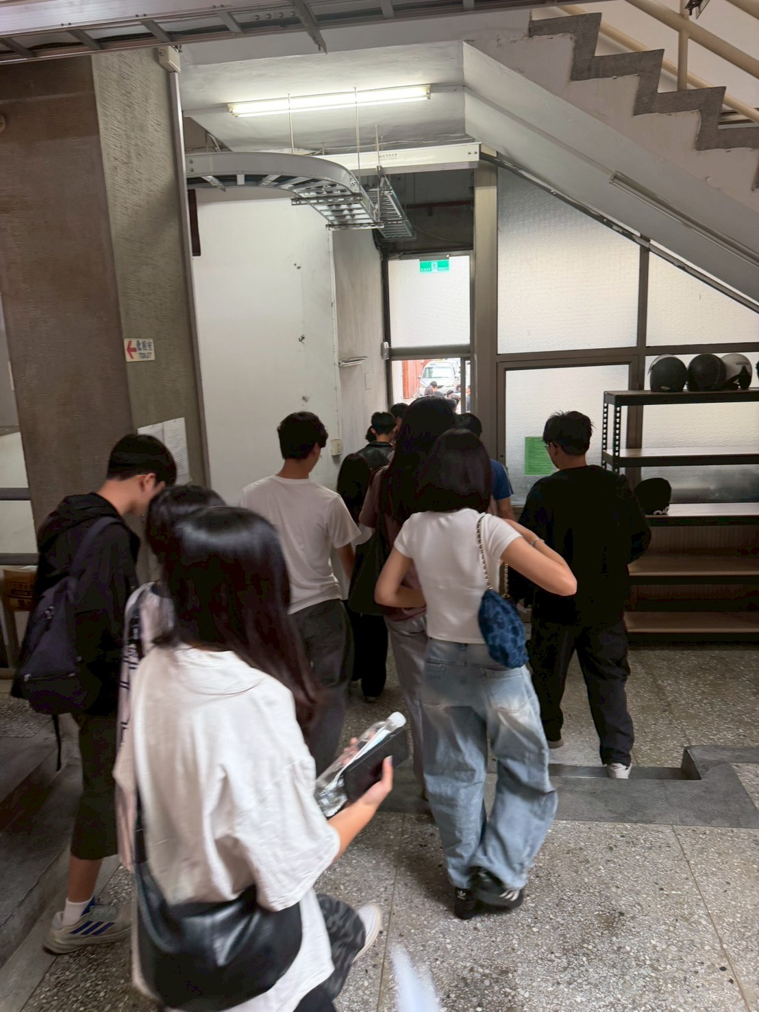 學生們跨校區前往自強校區實驗室參訪 學生們跨校區前往自強校區實驗室參訪