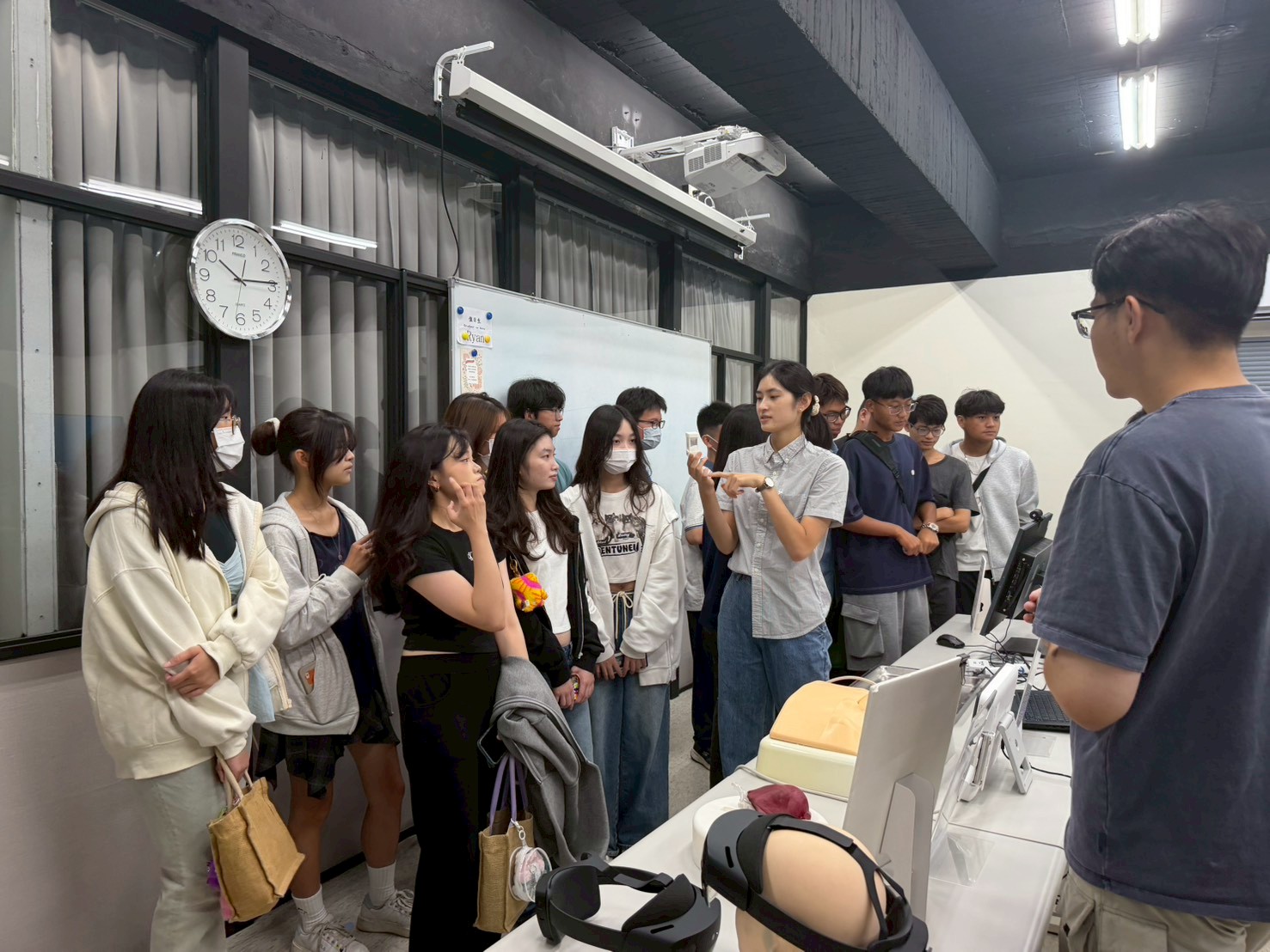 杜翌群老師實驗室團隊分享數位健康與醫用機器人之應用及研究 杜翌群老師實驗室團隊分享數位健康與醫用機器人之應用及研究