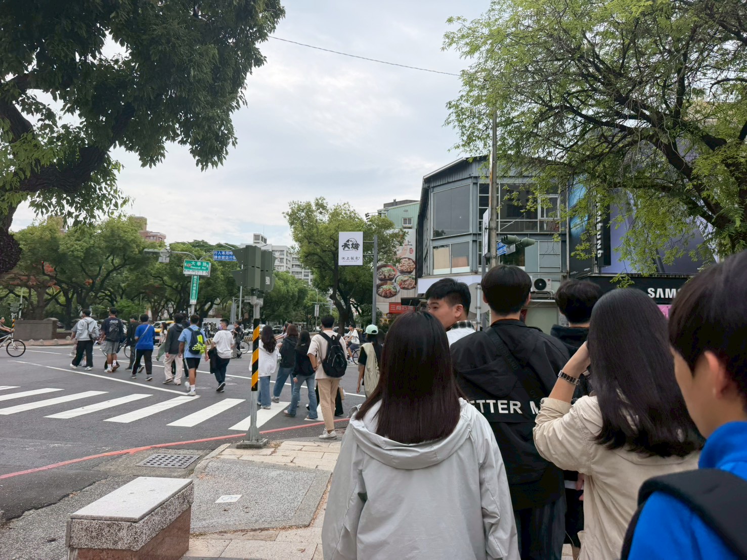 學生們跨校區前往自強校區實驗室參訪