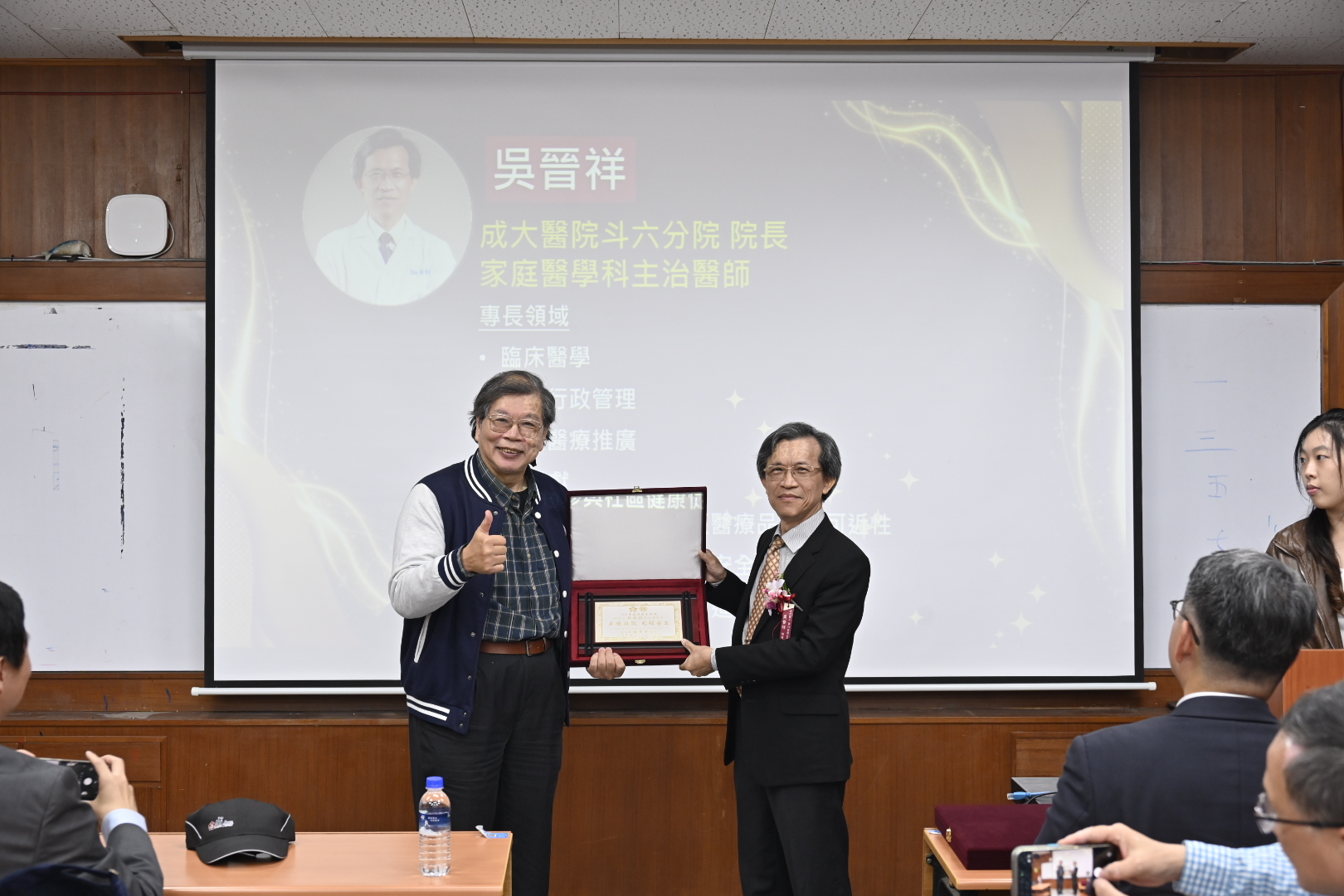 114年度傑出系友頒獎典禮與系上老師合影