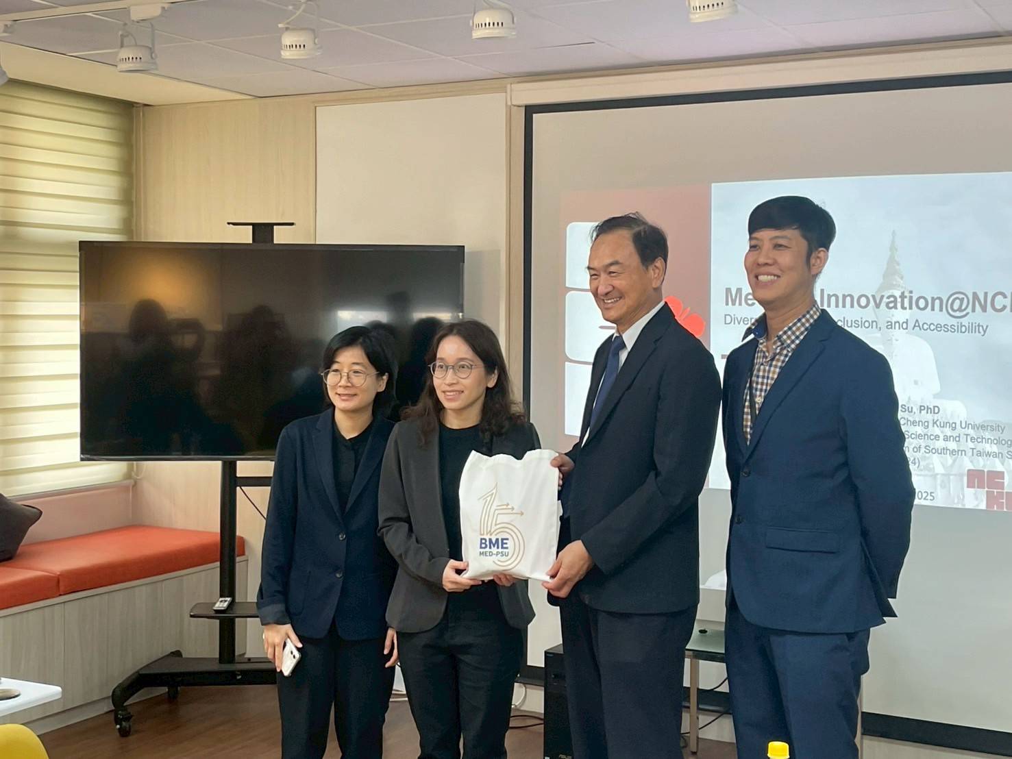 蘇芳慶主任與宋卡王子大學代表團教師合影留念