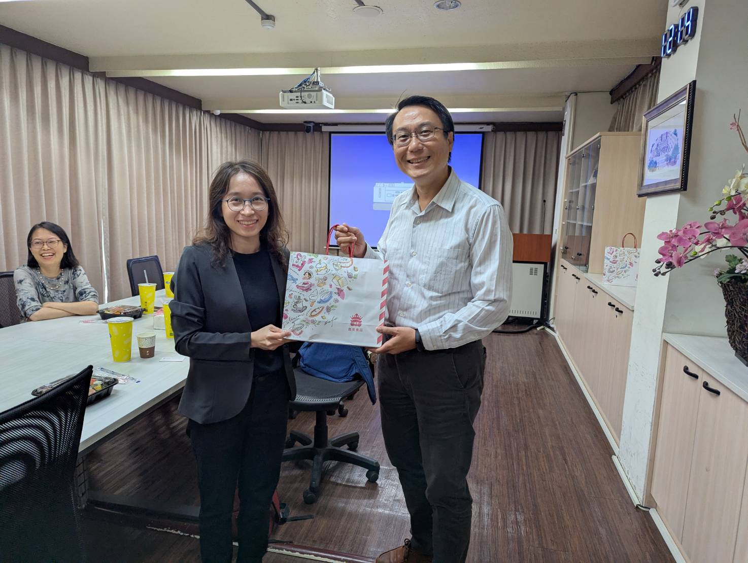 莊漢聲主任致贈伴手禮給泰國宋卡王子代表團教師