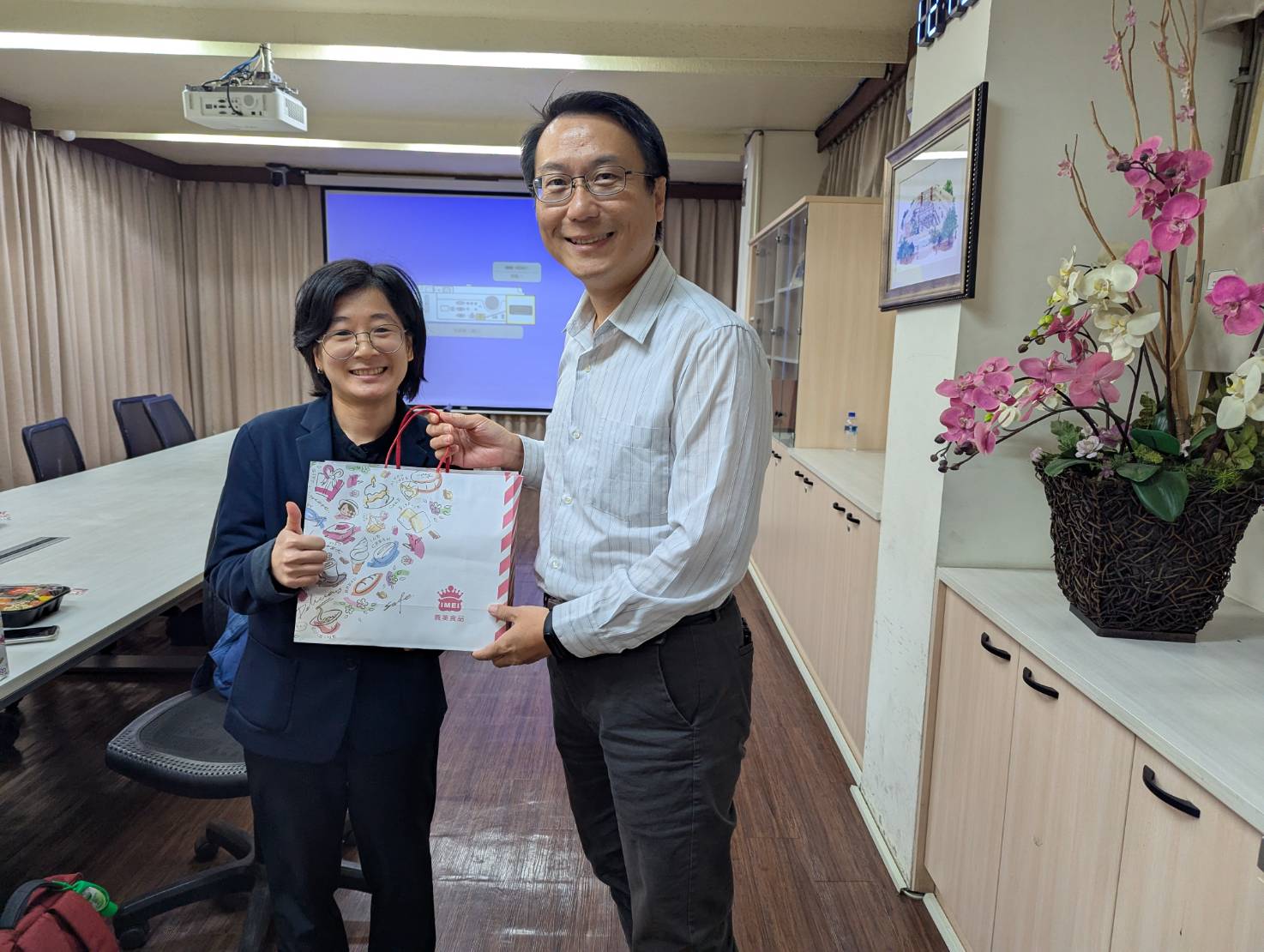 莊漢聲主任致贈伴手禮給泰國宋卡王子代表團教師