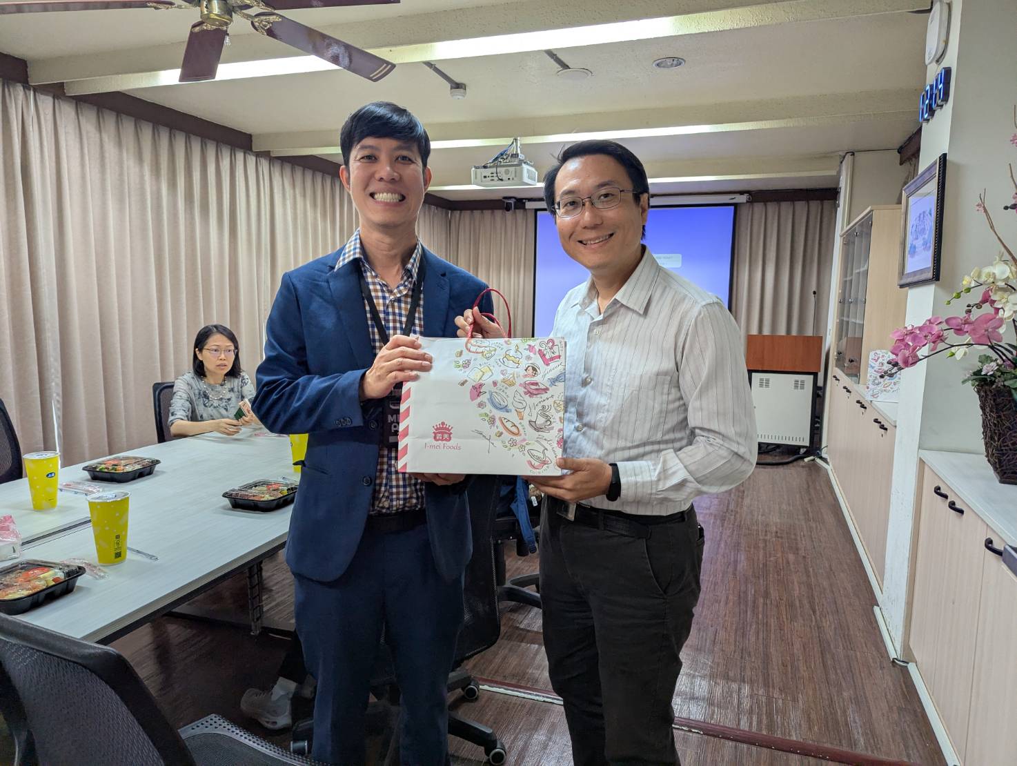 莊漢聲主任致贈伴手禮給泰國宋卡王子代表團教師