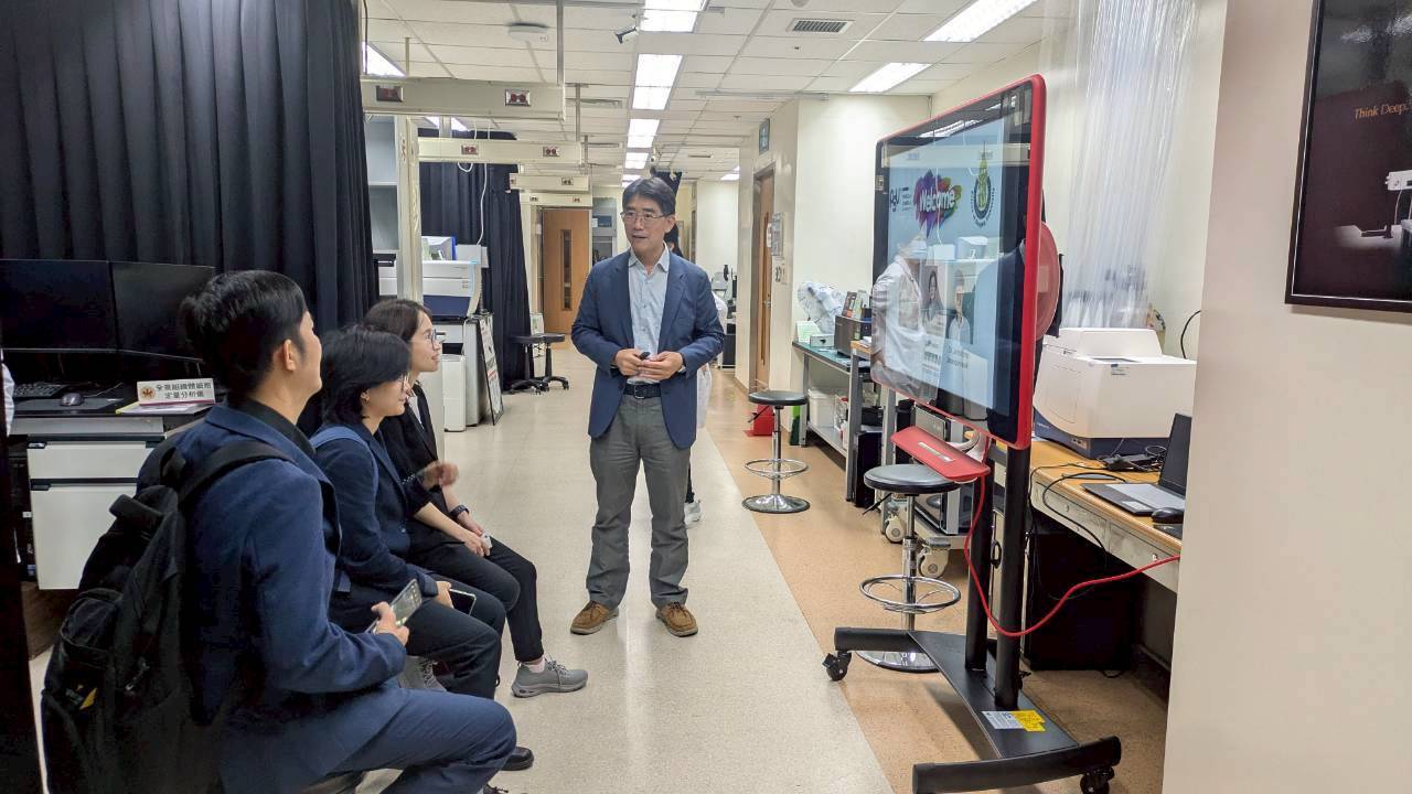 邱文泰主任與泰國宋卡王子大學代表團教師進行中心設施介紹