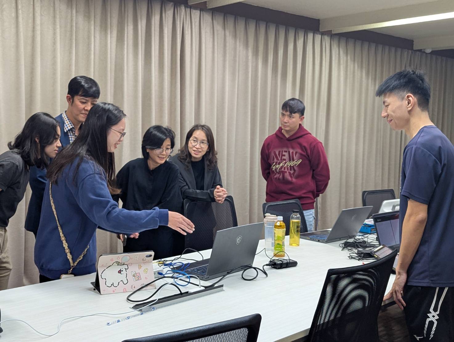 研究生與泰國宋卡王子大學代表團進行實驗介紹